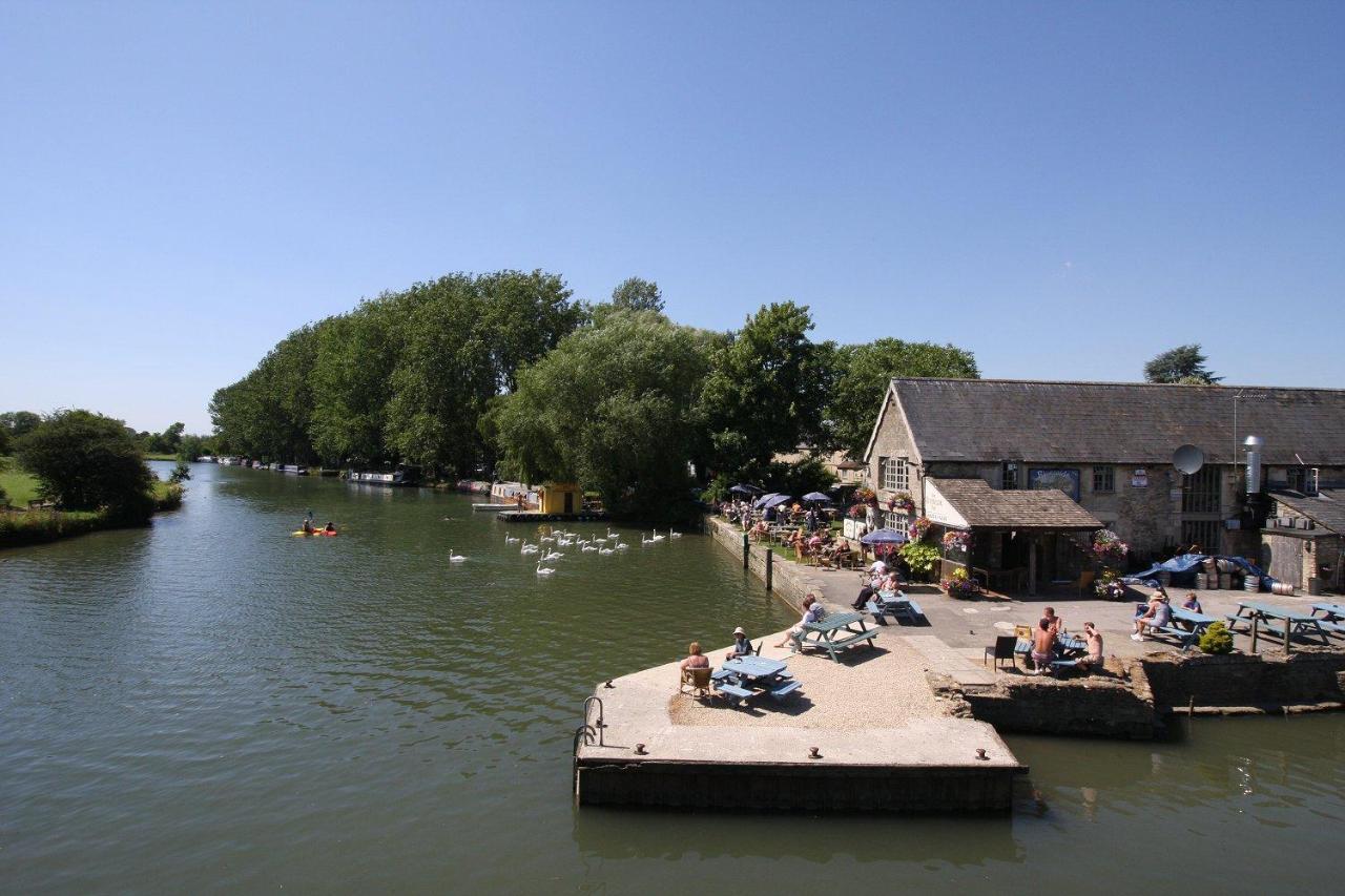 The Riverside Lechlade Exterior photo