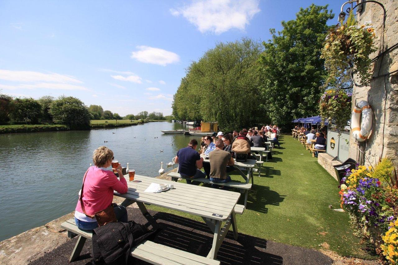 The Riverside Lechlade Exterior photo