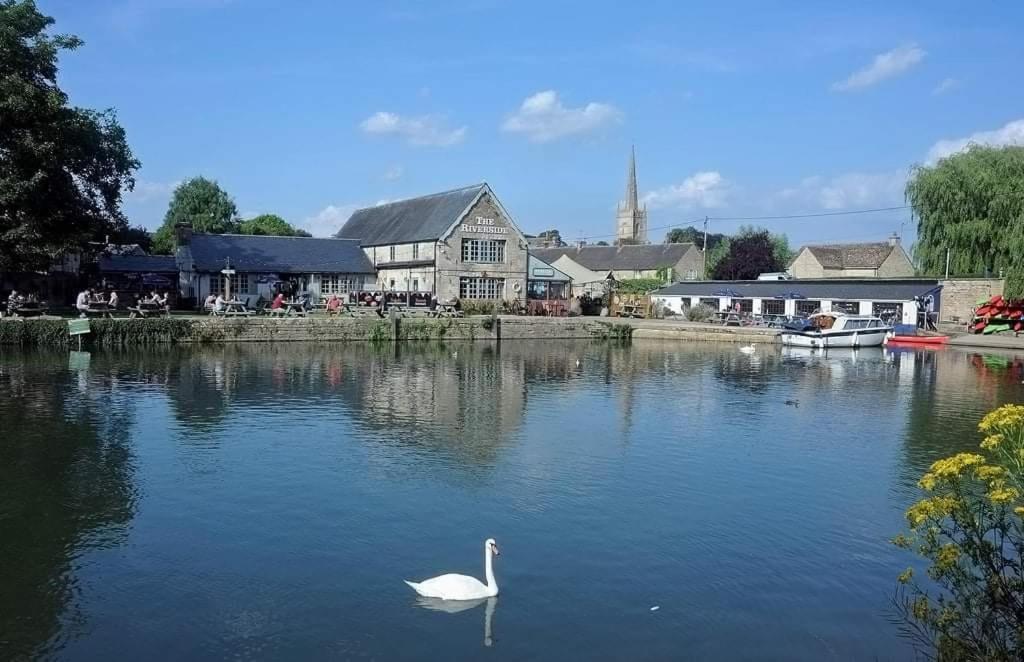 The Riverside Lechlade Exterior photo