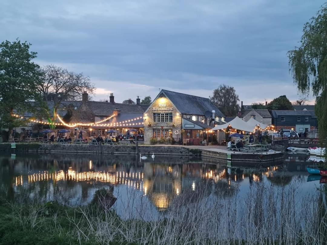 The Riverside Lechlade Exterior photo