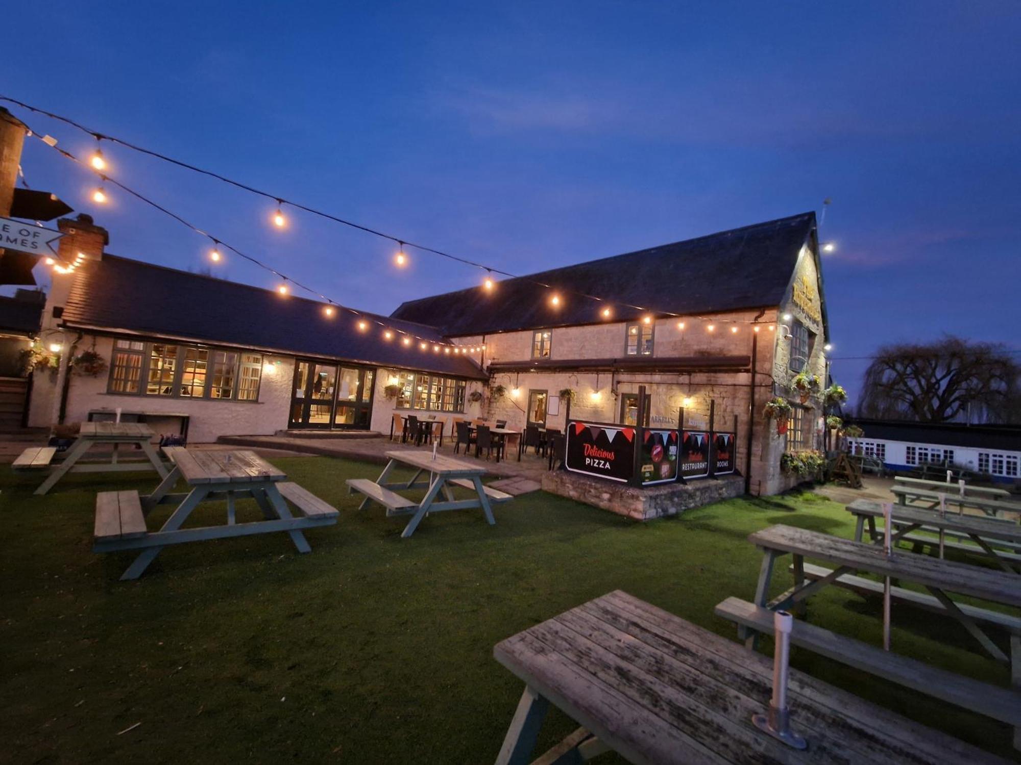 The Riverside Lechlade Exterior photo