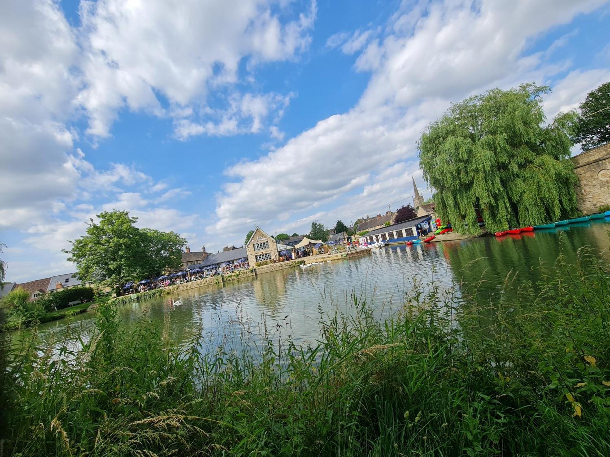 The Riverside Lechlade Exterior photo