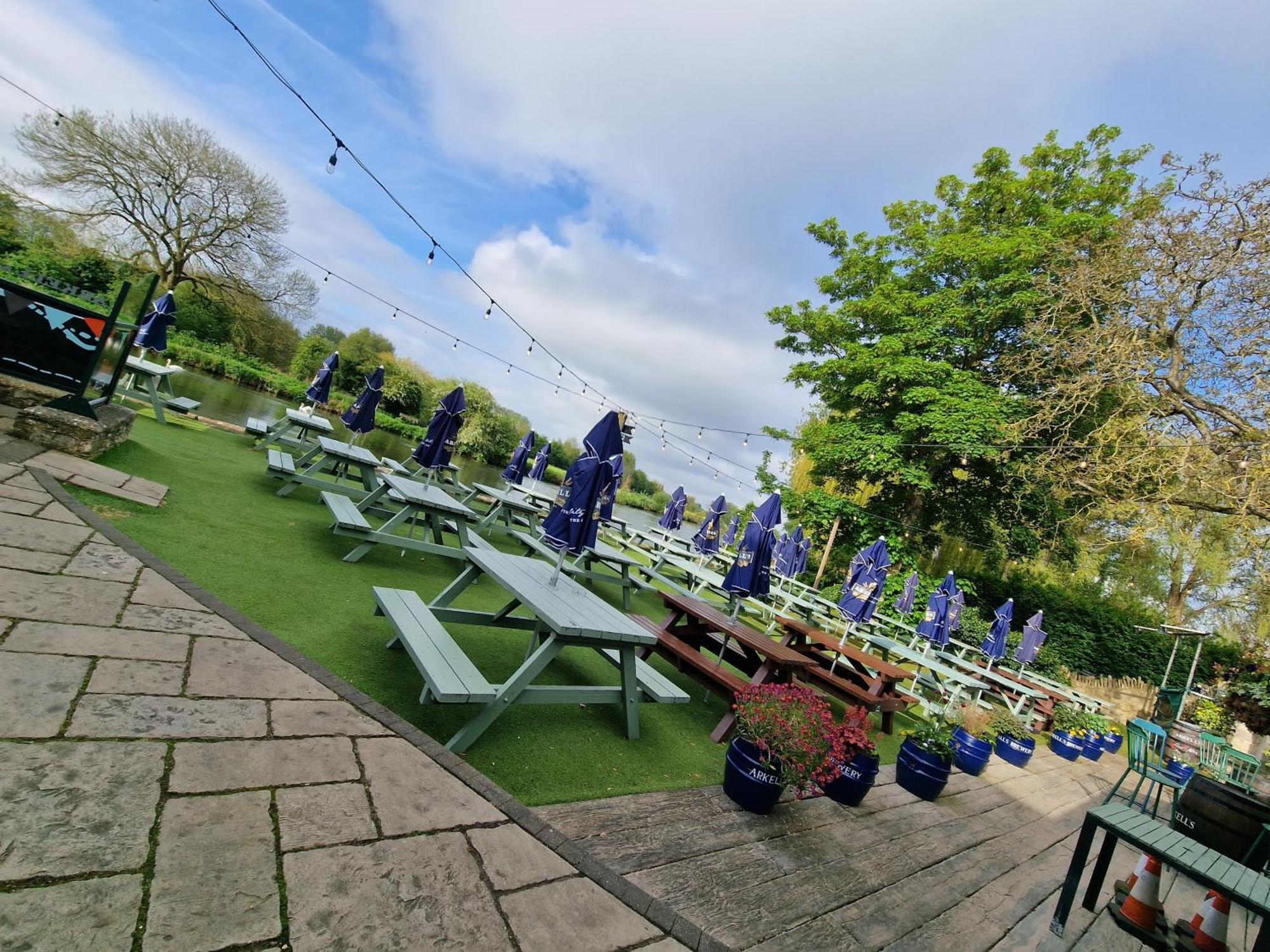 The Riverside Hotel Lechlade Exterior photo